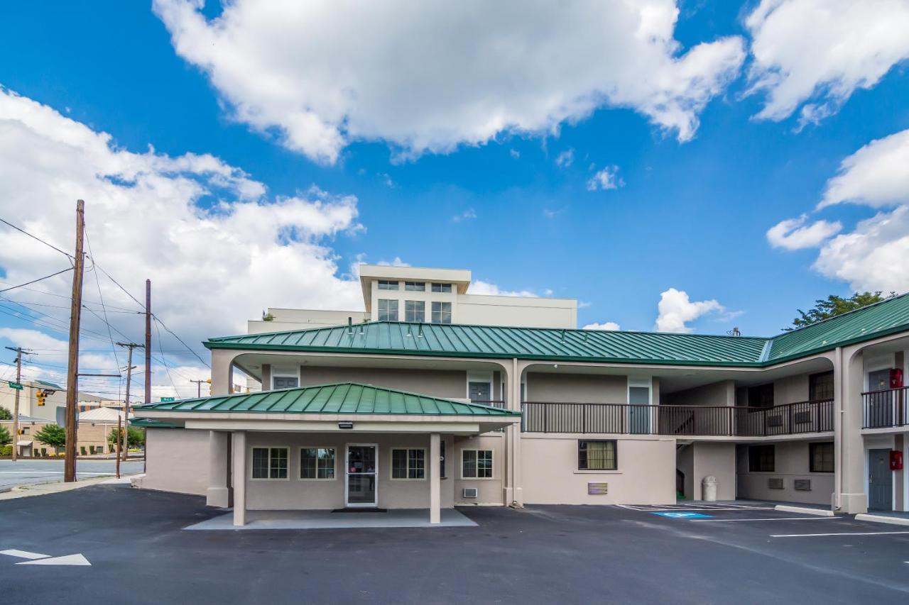 The Townhouse Inn Highpoint エクステリア 写真