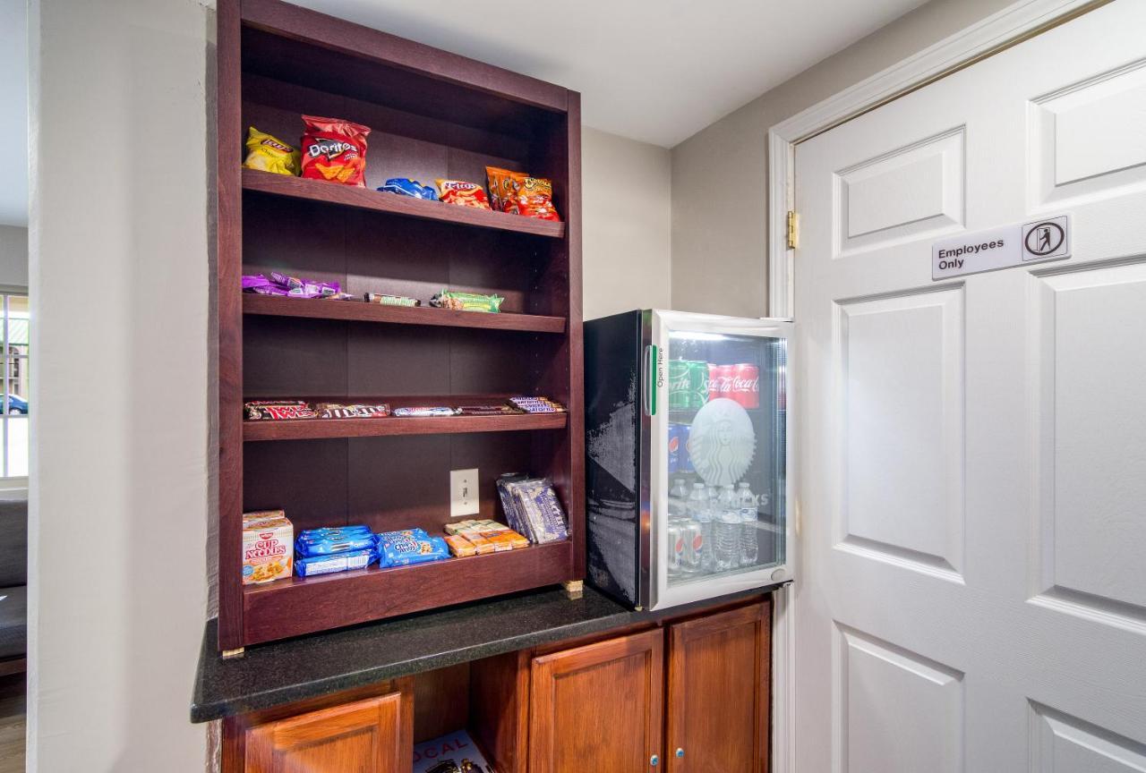 The Townhouse Inn Highpoint エクステリア 写真