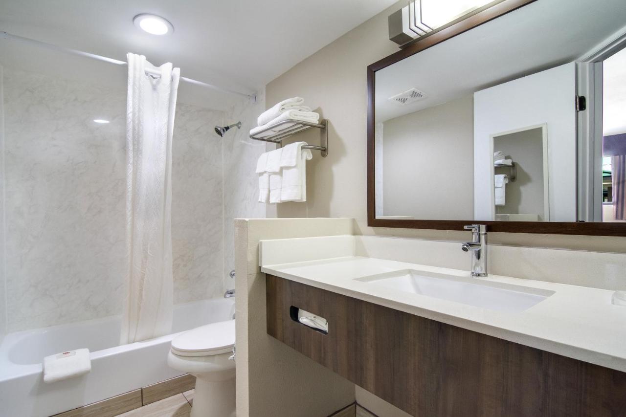 The Townhouse Inn Highpoint エクステリア 写真